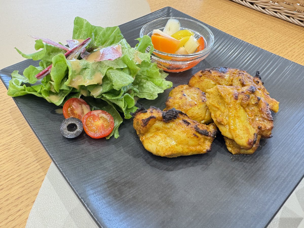 msk0906's tweet photo. 今日はバディランチ。
メニューはタンドリーチキン🍗
がっつり食べたかったので😋
美味しくてご飯がすすむ🍚
食後のデザートにスフレケーキ🍰
しゅわしゅわでこちらも好き😊
今週頑張ったご褒美です。
#ミツオカグランドストア
#actea https://t.co/Zj6uPTBj1M