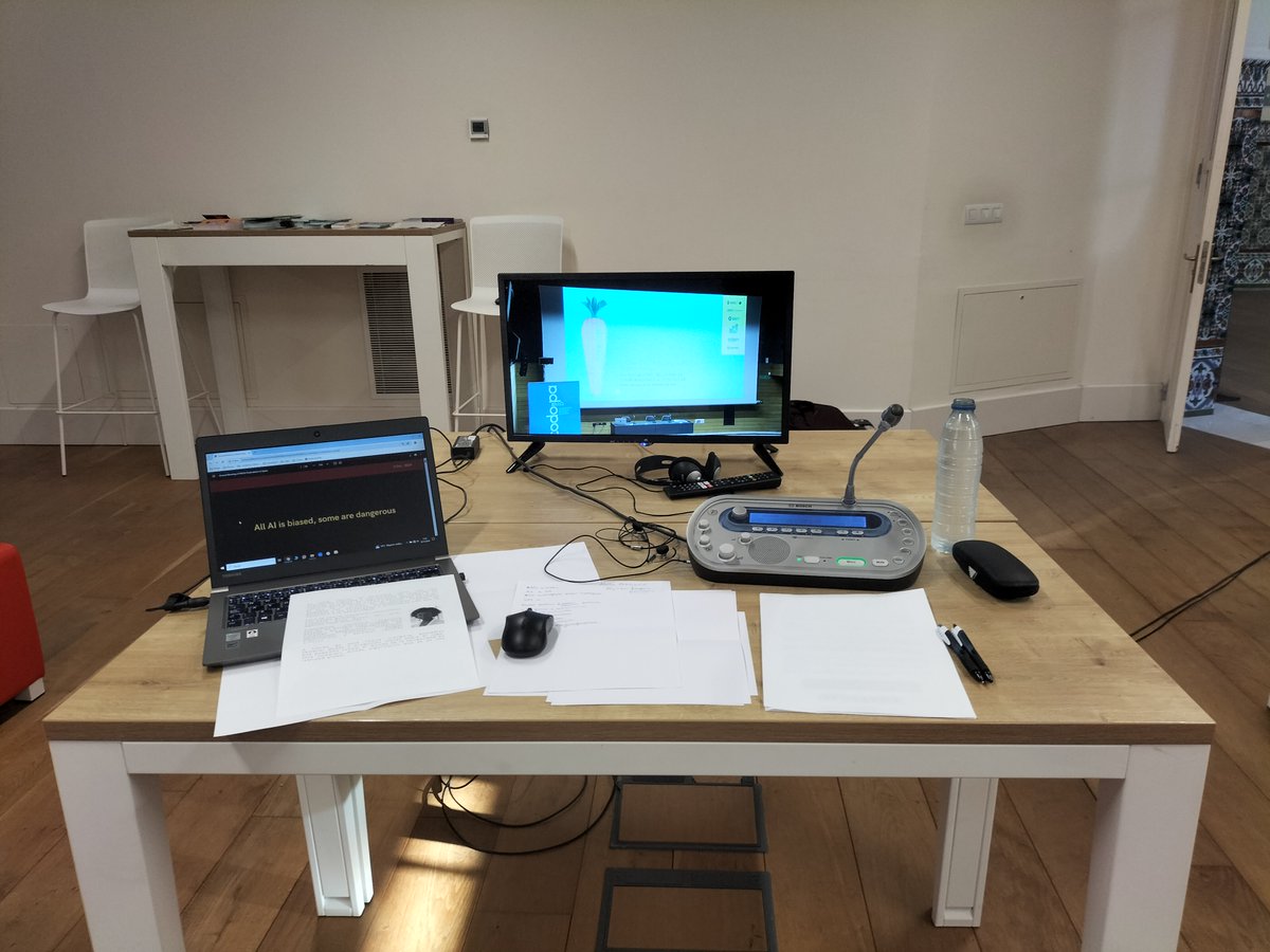 tradeuro's tweet photo. Interpretación simultánea Ing-Esp con circuito cerrado de TV de la ponencia de Abeba Birhane "Inteligencia Artificial y los sesgos". Gijón. @_codopa https://t.co/PhYp80VJwN
