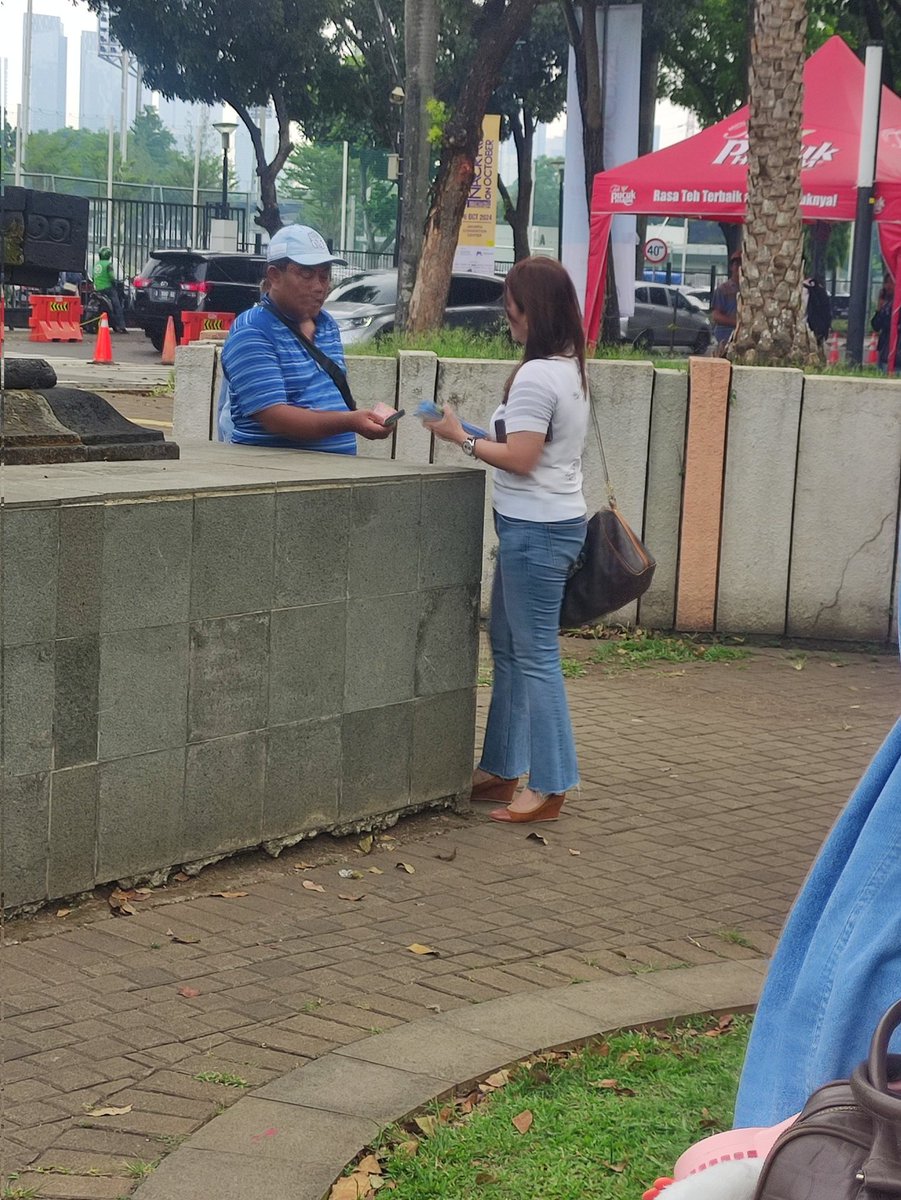deboureo's tweet photo. Eak menangkap promotor kesayangan kita transaksi sama calo https://t.co/jVHKV9i4Am