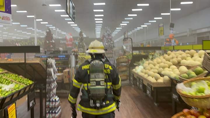 JohanListados's tweet photo. ⚡| AHORA: El humo del incendio del City Club de Zapopan entro a la @TiendaSoriana aledaña al club de precios incendiado está noche. https://t.co/QknjlRYrdj