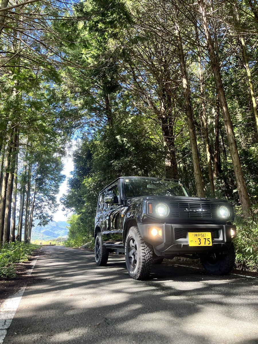 n_yaaaaaaa's tweet photo. 久しぶりに洗車出来ました！！！
家の近くの林で普通に撮るだけで映えるジムニー。
#ジムニー #jb64 #ホワイトレター #シーエルリンク #オープンカントリー https://t.co/3UAWmiX0rV