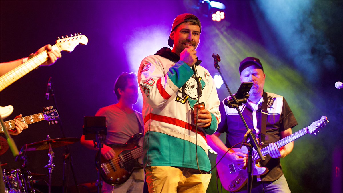 grandslamcurl's tweet photo. A little sneak peek of the first-ever Grand Slam of Karaoke 🎤

… more to come 😉 

#GSOK #GSOC #LetsRock #curling https://t.co/htdYlz0SUn