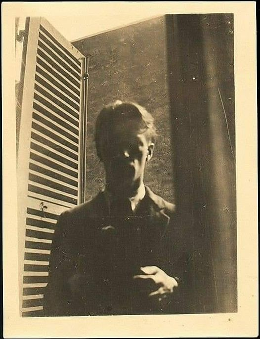 La tragedia della vecchiaia non è che uno è vecchio, ma che uno è giovane. Dentro questo corpo che invecchia c'è un cuore ancora così curioso, così affamato, ancora pieno di desiderio come lo era in gioventù. Mi siedo vicino alla finestra e guardo il mondo passare, sentendomi un