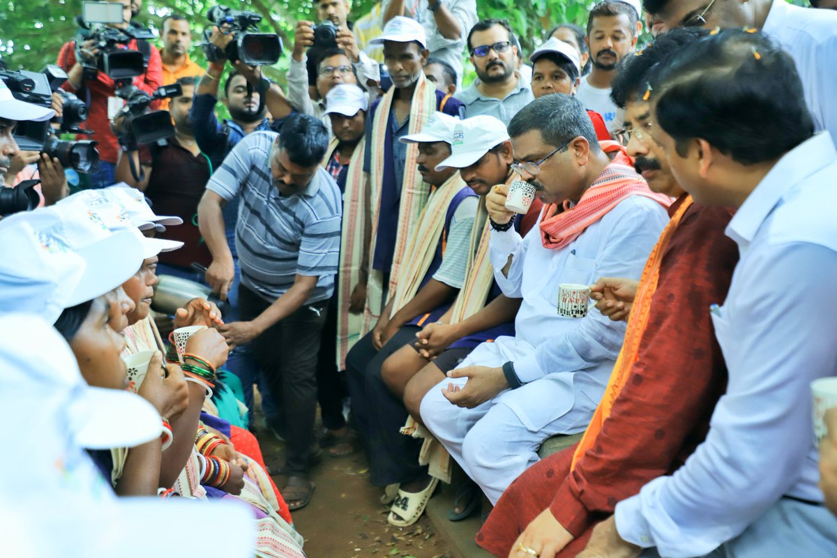 ସ୍ୱଚ୍ଛତା ଶ୍ରମଦାନ ।

ଭୁବନେଶ୍ୱର ଚନ୍ଦ୍ରଶେଖରପୁର ମଙ୍ଗଳା ବସ୍ତିରେ #SwachhataHiSeva କାର୍ଯ୍ୟରେ ସାମିଲ ହେବା ସହ ଅନେକ ସଫେଇ କର୍ମଚାରୀଙ୍କୁ ସମ୍ବର୍ଦ୍ଧିତ କରି ଆନନ୍ଦିତ । ଅହିଂସାର ପୂଜାରୀ ପୂଜ୍ୟ ବାପୁଙ୍କ ପ୍ରିୟ ବିଷୟ ‘ସ୍ୱଚ୍ଛତା’କୁ ଦେଶର ଲୋକପ୍ରିୟ ପ୍ରଧାନମନ୍ତ୍ରୀ <a href="/narendramodi/">Narendra Modi</a> ଏକ ଜନଆନ୍ଦୋଳନରେ ପରିଣତ କରିଛନ୍ତି ।