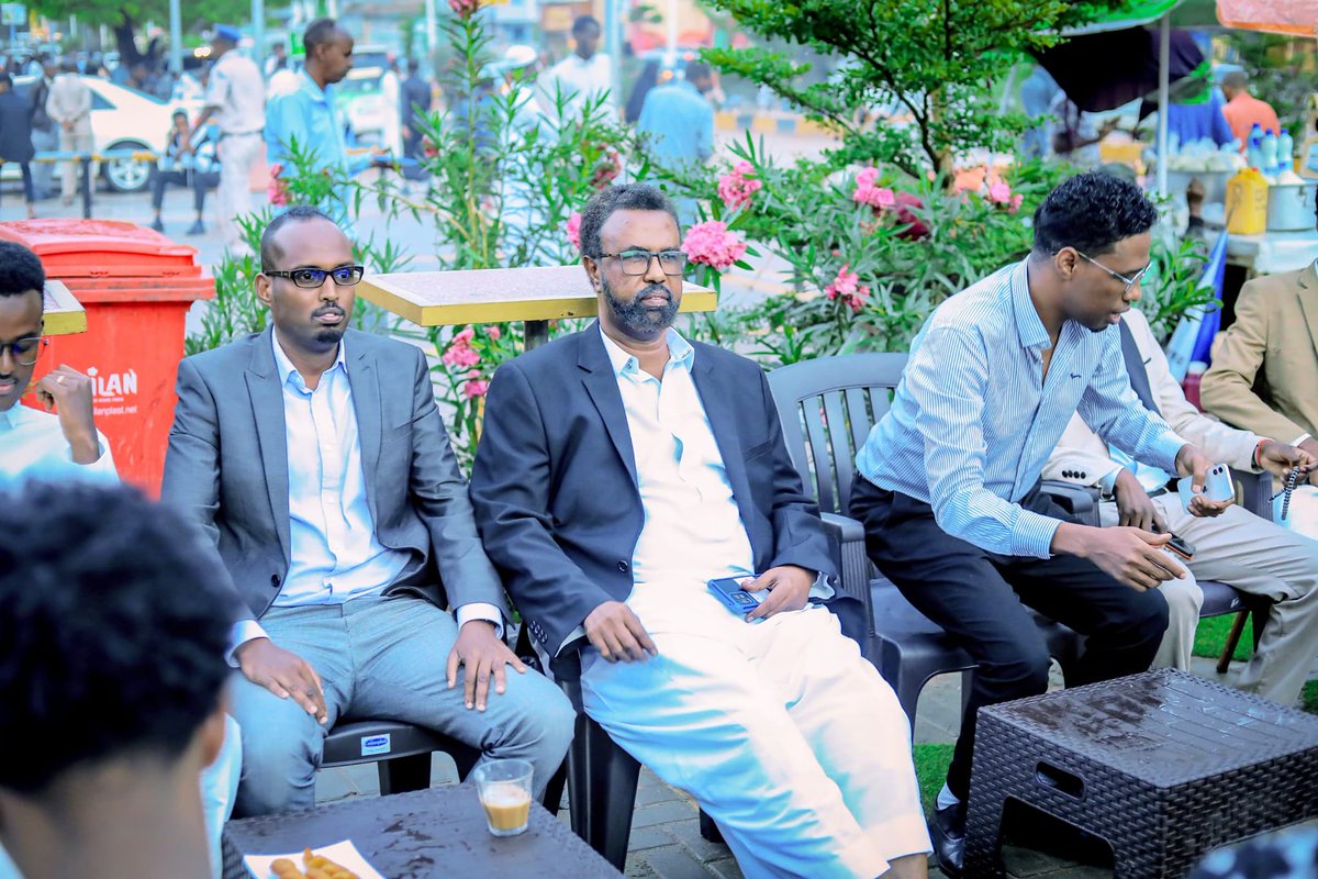 ZaakKhayre's tweet photo. Kulan Casariye oo ay Guddoomiyaha @Rejo_Party iyo xubno kamid ah Masuuliyiintu kula qaateen bulshada Hargeysa, Maqaaxida shaaxa ee Khayriyada Magaalada.

#Rejo_U_Codee
#Numberka_2aad
#Isbeddelka_Xisbiyada_QarankaJSL
@Somaalilanders https://t.co/GCFYa3fnV1