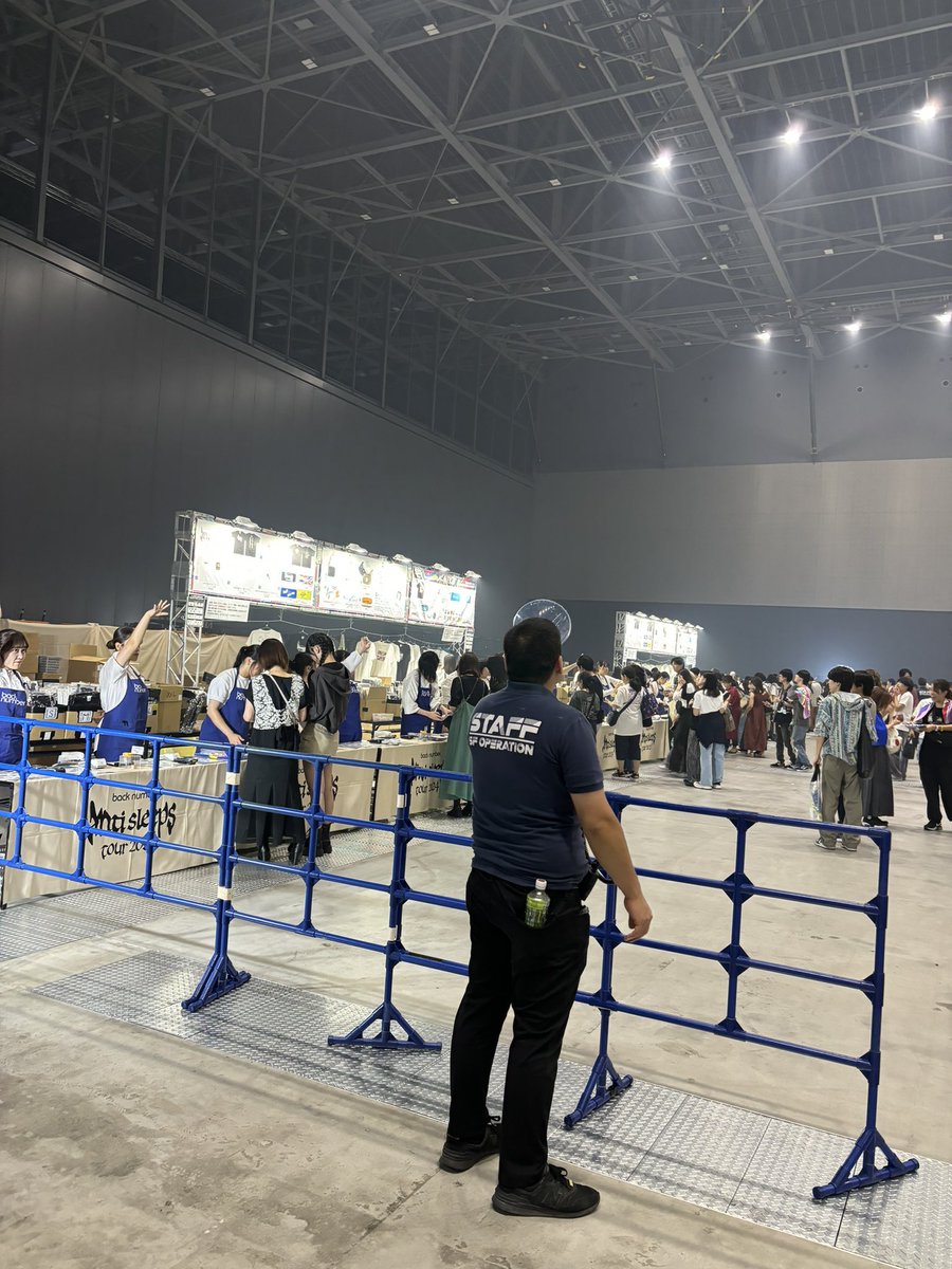 vay40071's tweet photo. グッズ販売奥空いてますよー‼️
 #backnumber https://t.co/uJz4aQIM3M