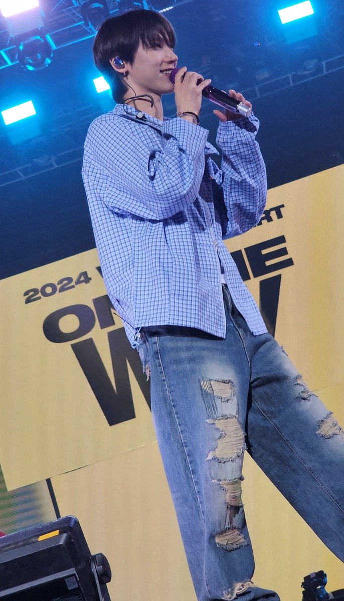 eamazzir's tweet photo. OUR TENNIE IS GLOWING!!!! #TEN #TENLEE #WayV_ONTHEWay_in_JAKARTA https://t.co/SLiVmRGB7U
