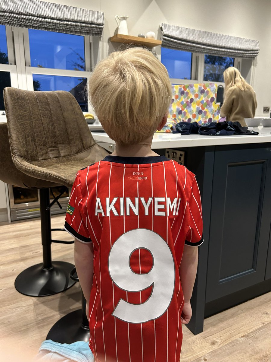 They boy is 6  and very excited to have his <a href="/YorkCityFC/">York City FC</a> kit!
<a href="/Dipo_Akinyemi/">El Niño</a> #ycfc