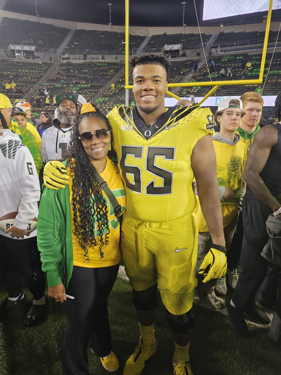 msyasmin's tweet photo. What a great start to my BIRTHDAY WEEKEND!! #GoDucks #footballmomlife https://t.co/PgBGN76Ve2