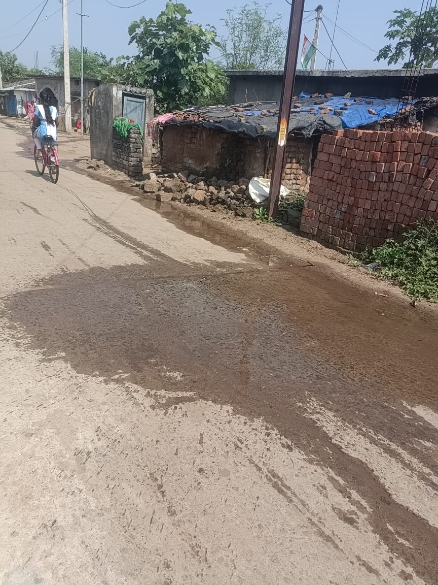 CharubalaB's tweet photo. @CMO_Odisha @PRDeptOdisha @RWSS_Kalahandi @DmKalahandi କଳାହାଣ୍ଡି ଜିଲ୍ଲା କାଙ୍କେରି ଗ୍ରାମରେ ପାଣି ଲିକେଜ ହୋଇ ପାଇପ୍ ରୁ ପାଣି ବାହାରୁଛି. ରାସ୍ତା ଘାଟ କାଦୁଅରେ ଭର୍ତ୍ତି ହେଉଛି. ତୁରନ୍ତ ଏହି ସମସ୍ୟାର ସମାଧାନ କରିବା ସହ ପାଇପ ରେ ଟେପ୍ ଲଗାଇବାକୁ ଅନୁରୋଧ. https://t.co/ci4BAGVysS