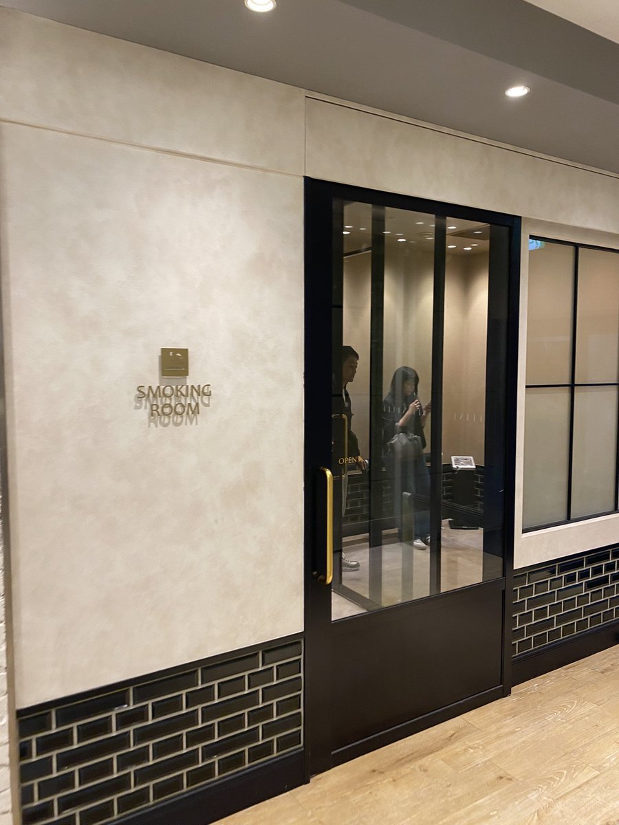 Shinjuku lumine smoking space
Tokyo 
9,0/10