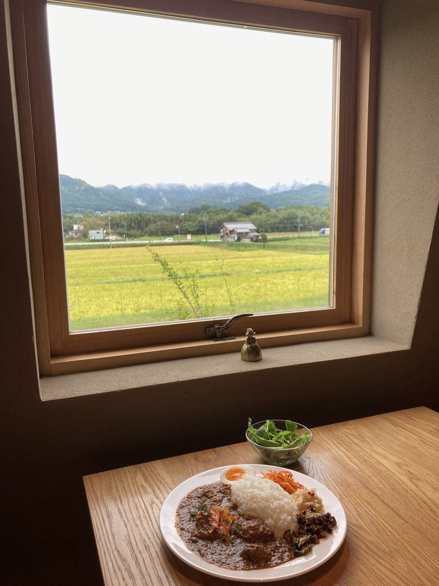 ちょっと息抜き。
窓の外が風景画のようです。