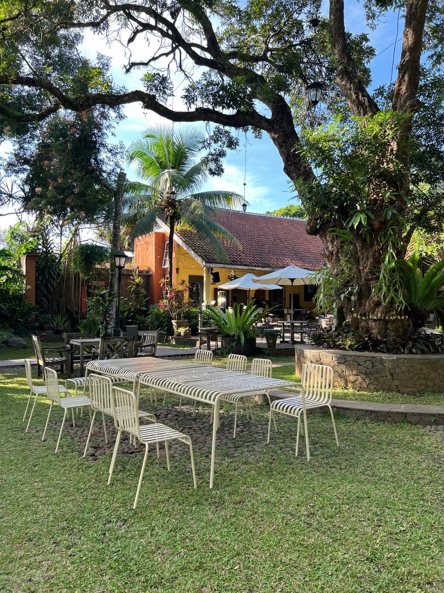 bulbulkiroku's tweet photo. Selama short trip di Salatiga kemarin, aku stay di Kayu Arum Resort, dan serius, nggak nyesel sama sekali! Tempatnya cantik banget dengan suasana tenang yang bikin betah. Perpaduan taman yang asri dan desain elegan bikin liburan jadi lebih berkesan. Kalau mau escape sejenak dari hiruk-pikuk kota, ini tempat yang pas banget buat recharge! 🌳🌿🕊️🍃💆🏻‍♀️🍹