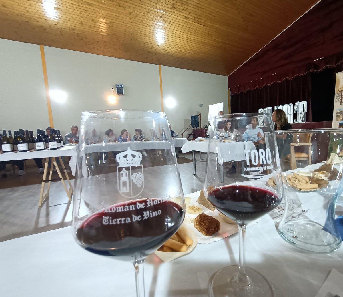 Los municipios de cultura vitivinícola se esfuerzan cada vez más en dinamizar y hacer pedagogía del vino. En el Ayuntamiento de San Román de Hornija #Valladolid lo tienen claro y ayer metieron a 70 personas para aprender de vinos tintos "A orillas del Duero" en IV Fiesta Vendimia