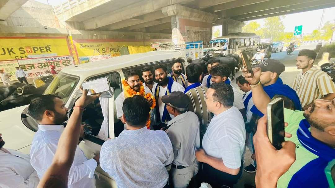 VinayRatanSingh's tweet photo. बुलंदशहर पहुंचने पर भीम आर्मी व आज़ाद समाज पार्टी द्वारा स्वागत किया गया https://t.co/PX4A6w6Kla