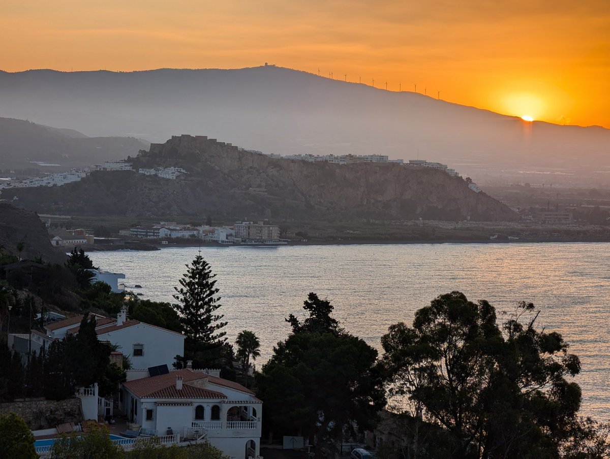 Amanecer tras las montañas del Conjuro ✨. 
Buenos días y feliz sábado ☀️ seguimos disfrutando de mi tierra 👏 hoy el día promete 🛶 #ViveSalobreña