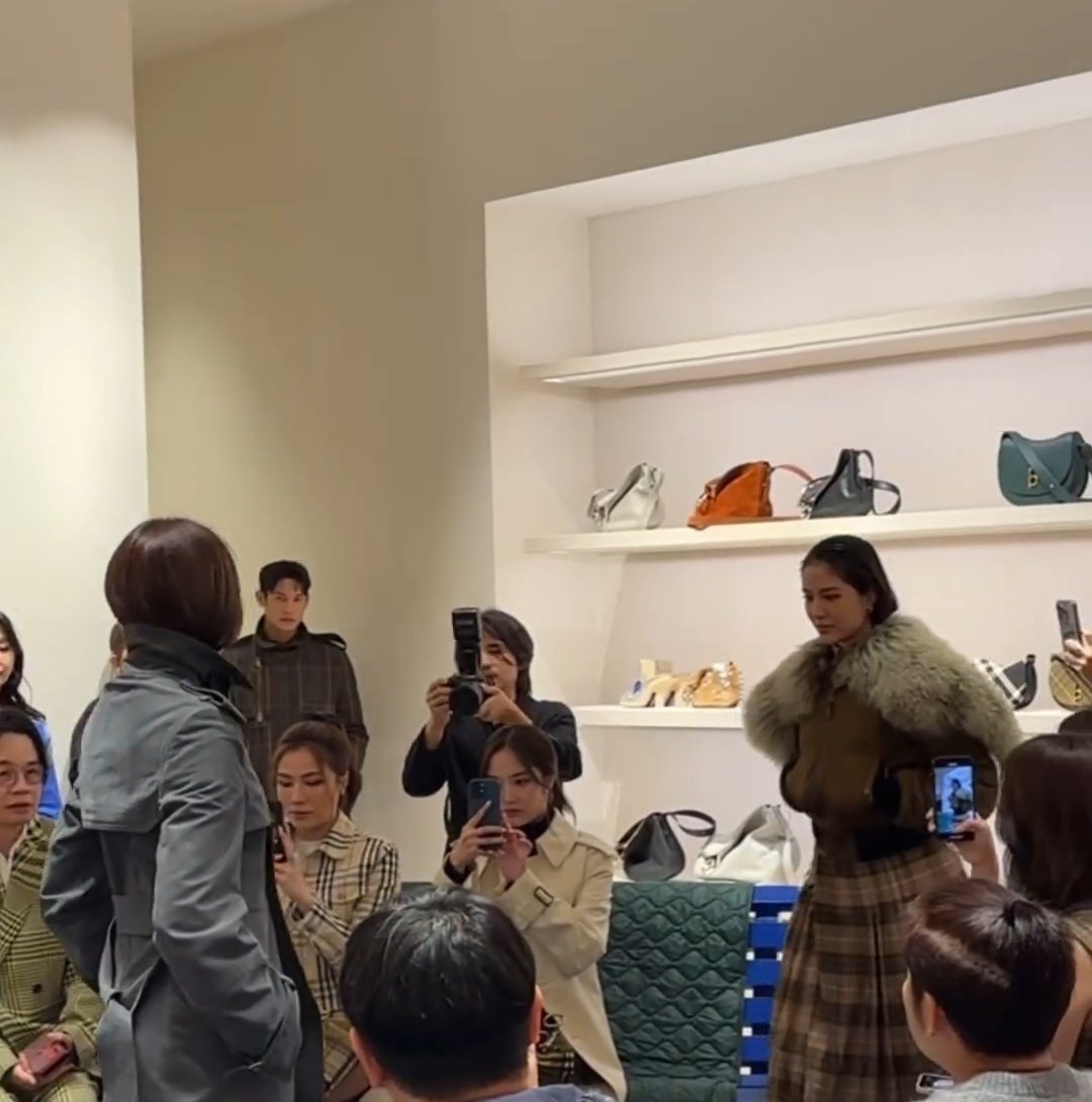 jinny_freen's tweet image. น้องฟรีนนั่งชมสวยๆ น่ารักมาก
✨🥰🫠✨

#srchafreen