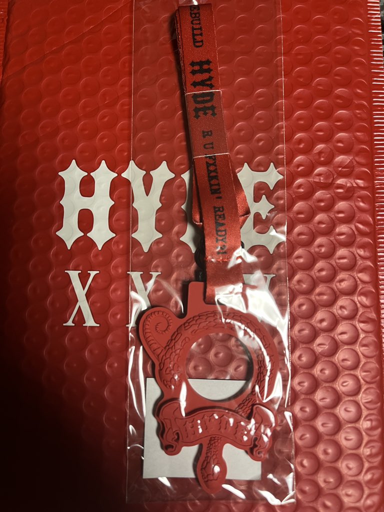 egr0107's tweet photo. 誰かいろはすのついたHYDEさんのペットボトルホルダー拾った方いませんか？

 #パラデジャ2024 
 #PARASITEDEJAVE https://t.co/KWYgCMcEIj