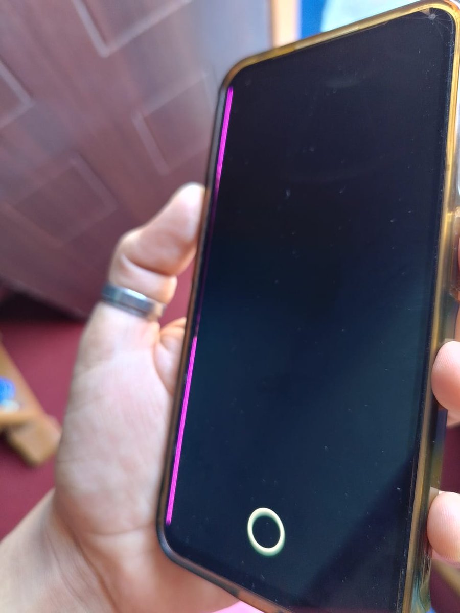 TheTechCulture1's tweet image. @nothing  what is this. Didn&apos;t expected from you. Out of nowhere this line appeared on phone1 just after update #pinklinenothing #updateissue