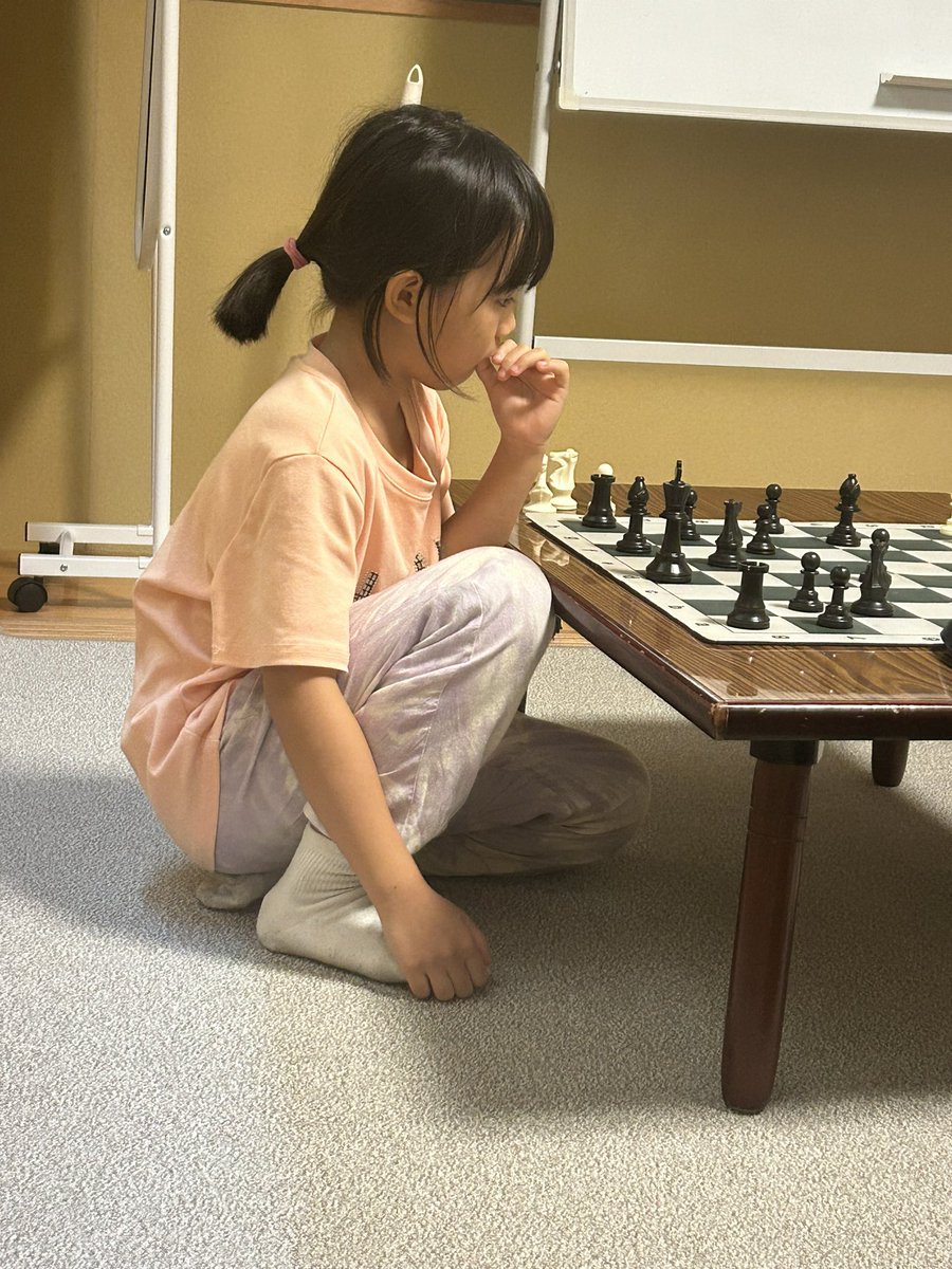 IdealLifeSeeker's tweet image. #NewChallenge #Chess
#娘の新たなチャレンジ
#大人とチェス対決♟️