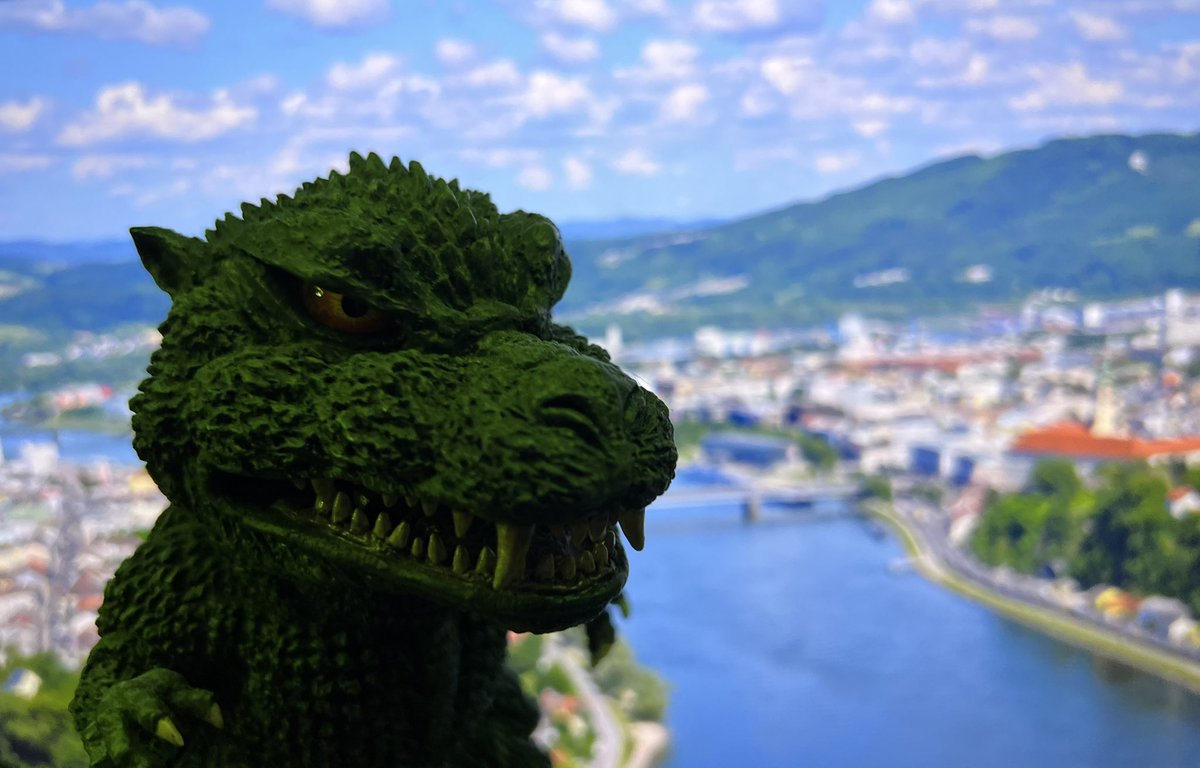 benderbot's tweet image. A deswegen die ganzen Alarme auf unseren Smartphones! #zivilschutz #linz #probealarm #Godzilla