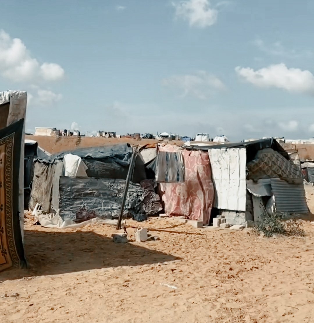 MahmoodBanat99's tweet photo. This is where we live now with 9 members of my family including 4 children. This is our canvas tent that has become worn out and leaks in the winter. Please help me so that I can buy a new tent that will protect us from the rain throughout the winter 😔💔 https://t.co/TMcdstaFce
