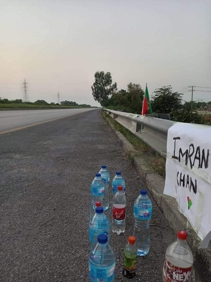 PTIOfficialMTN's tweet photo. جنون سے اور عشق سے ملتی ہے آزادی، 
عمران خان کا دیا شعور و نظریہ لے کر پروان چڑھے گی آنے والی نسل،۔ 
ایک نوجوان اپنی پہلی اولاد دس دن کے بیٹے کو لے کر D-chowk پہنچ گیا۔ 
کیسے شکست دو گے اس جنون کو، کیسے ختم کرو گے اس شعور کو؟ 
#خان_کے_دیوانے_تو_نکلیں_گے https://t.co/QDDhA2fVpj