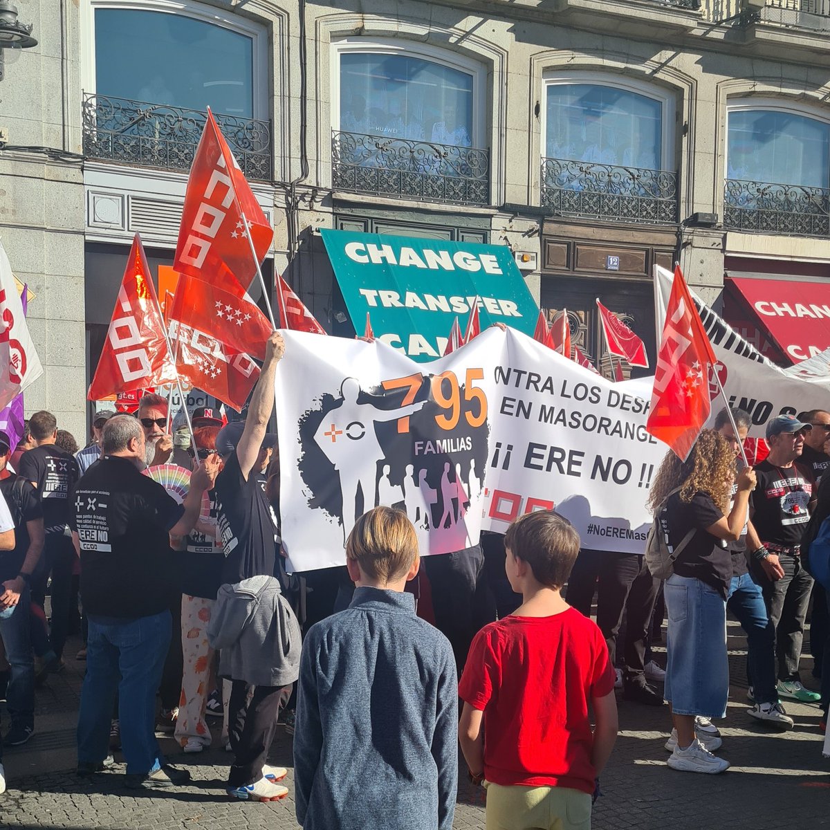 cgarciagut's tweet photo. Concentración de empleados de @MASORANGE_ES contra el #ERE que pretende despedir a 795 trabajadores. Con el apoyo de @CCOO_MasOrange @IU_Madrid @EnriqueSantiago @ierrejon @sumar @OrangeUso @FscTeleco @CCOO @UGTORANGE #NoEreMasOrange https://t.co/anVLZRjUEs