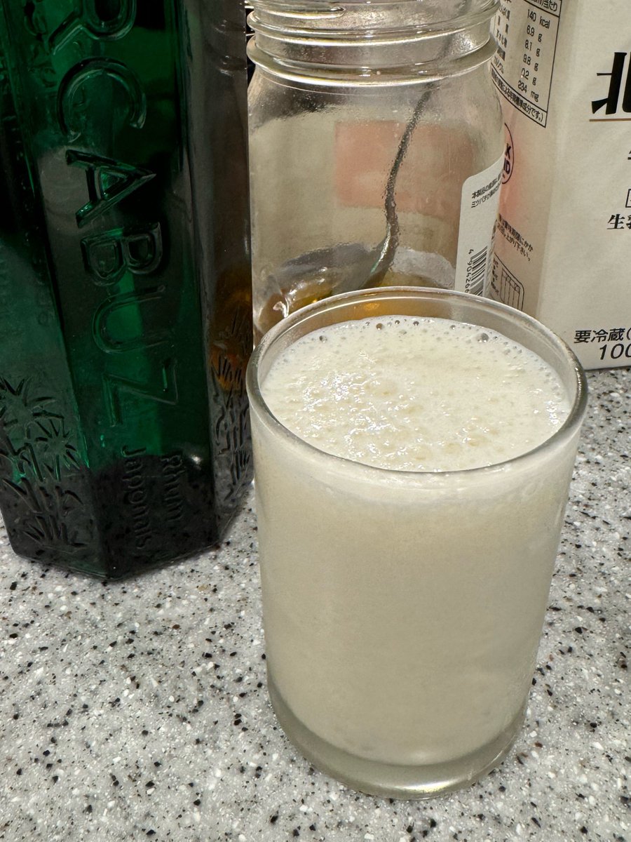 tricknotes's tweet image. 熟したバナナを凍らせて、ハチミツとラムでシェイクしたやつがとても良い感じだった🍌