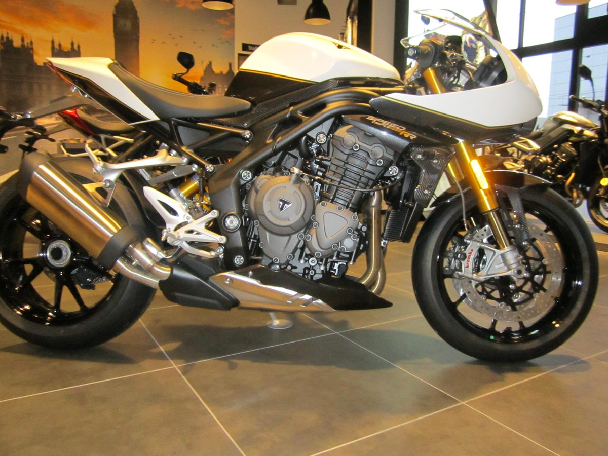Triumphkoriyama's tweet photo. トライアンフ郡山です。
展示車のご紹介、SPEED TRIPLE RR!!
オーリンズの電制サスとブレンボ装備で最高の走りが堪能出来る事間違い無しです♪
是非、間近で見てみてください。
#トライアンフ郡山 #TRIUNPH #SPEEDTRIPLERR https://t.co/zDd3ezCtde