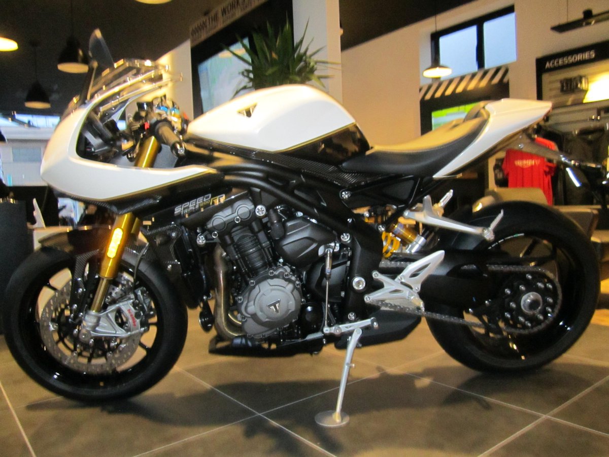 Triumphkoriyama's tweet photo. トライアンフ郡山です。
展示車のご紹介、SPEED TRIPLE RR!!
オーリンズの電制サスとブレンボ装備で最高の走りが堪能出来る事間違い無しです♪
是非、間近で見てみてください。
#トライアンフ郡山 #TRIUNPH #SPEEDTRIPLERR https://t.co/zDd3ezCtde