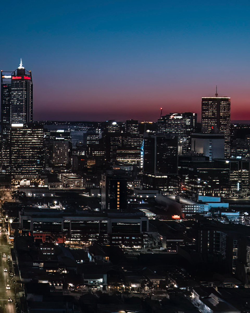 theaguiastudio's tweet image. Perth’s skyline sparkles in the night, a perfect snapshot of the city’s vibrant energy against the tranquil evening sky🌌
.
.
.
#cityofperth #perthisok #cityoflight #wathedreamstate #skyperth
.
Perth photos 👉 bit.ly/3ulMJK7