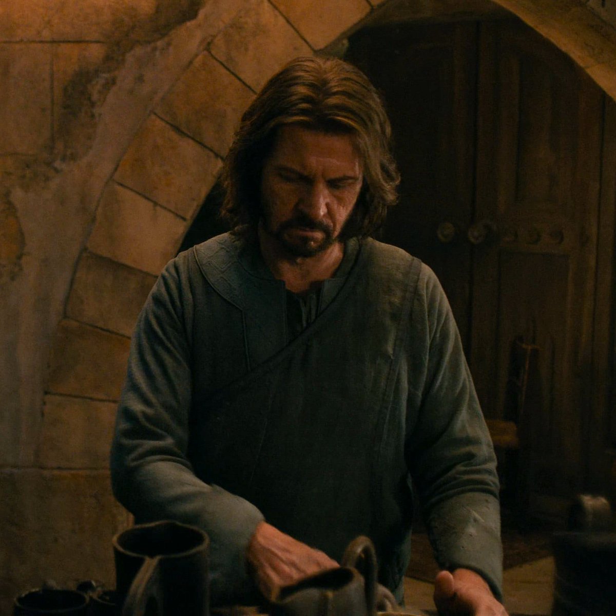 DailyElendil's tweet photo. when the rent is due and looking hot isn't enough #tropspoilers #aristocracyproblems https://t.co/k3A5KsEFhl