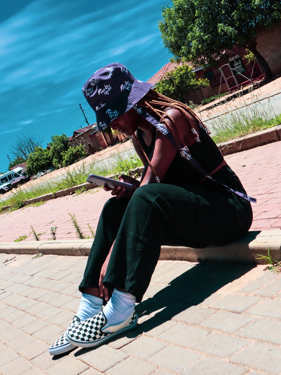 Under this hot🌞 get yourself my brand's bucket👒 and you all good🐼👍