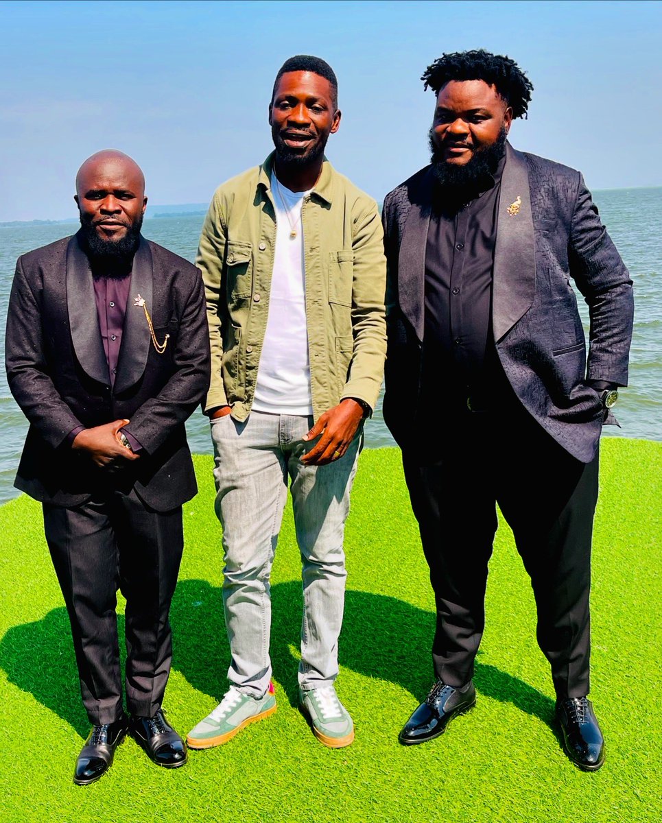 chikoandmadrat's tweet photo. There’s a way you feel when you stand next to a counsel and you feel like you’re one… Guess who took the pics? @HEBobiwine 💪🏿
#10YearsOfMadratandChiko #ThisTuesday #IndependenceEve https://t.co/AK1t78ELsK