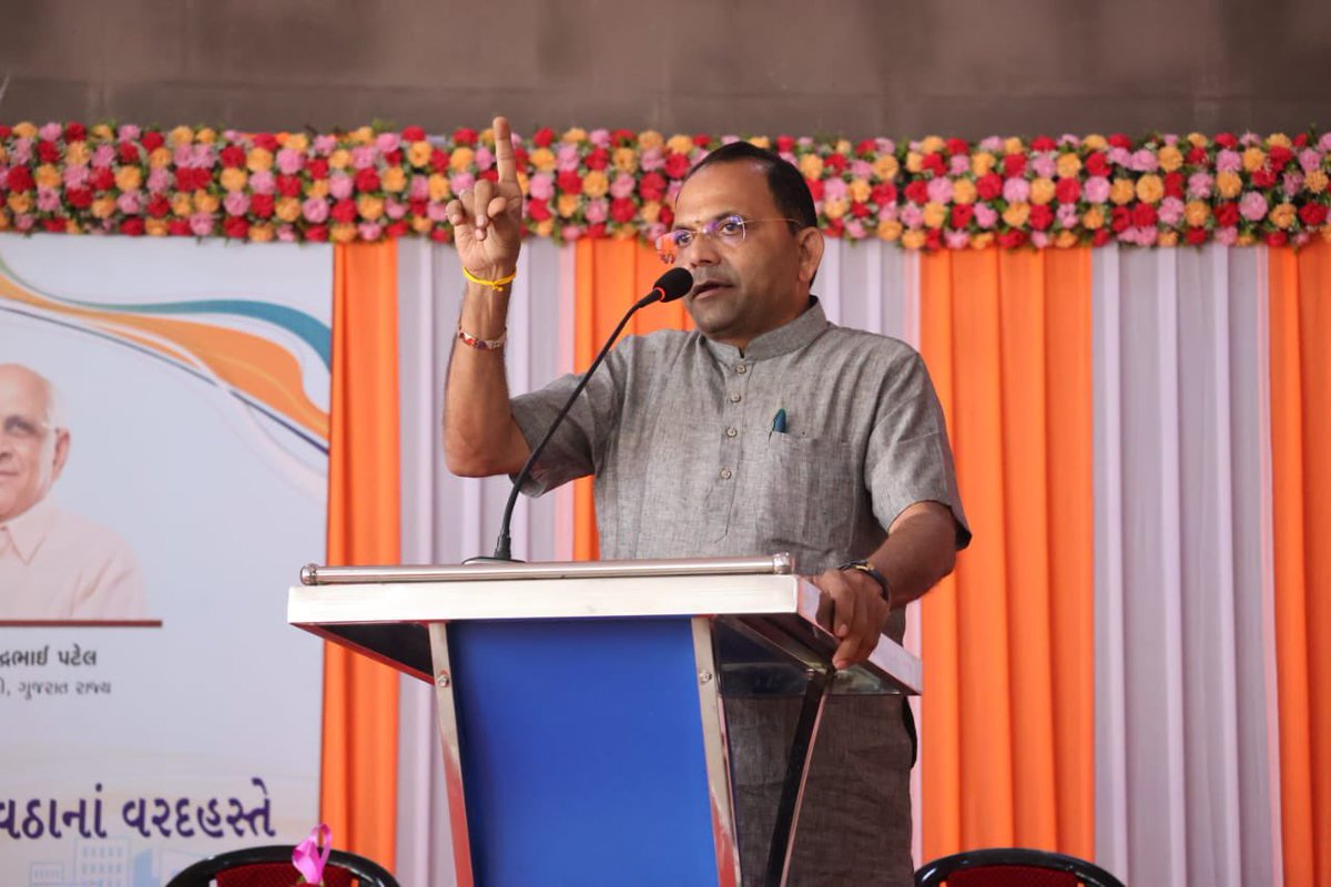 InfoSuratGOG's tweet photo. છાપરાભાઠા સ્થિત EWS-1 યોજના અને EWS-૨ હેઠળ ૧૧૧ પરિવારોને કોમ્પ્યુટરાઇઝ્ડ ડ્રો દ્વારા આવાસોની ફાળવણી કરવામાં આવીઃ
'પ્રધાનમંત્રી આવાસ યોજના' થકી નાગરિકોના ઘરના ઘરનું સપનું થયું સાકાર : વન મંત્રીશ્રી મુકેશભાઈ પટેલ
#pjay #surat #awas https://t.co/y1o9Wyv9Ly