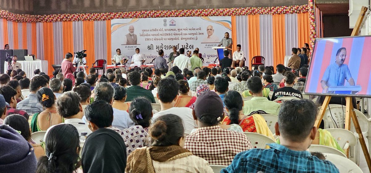 InfoSuratGOG's tweet photo. છાપરાભાઠા સ્થિત EWS-1 યોજના અને EWS-૨ હેઠળ ૧૧૧ પરિવારોને કોમ્પ્યુટરાઇઝ્ડ ડ્રો દ્વારા આવાસોની ફાળવણી કરવામાં આવીઃ
'પ્રધાનમંત્રી આવાસ યોજના' થકી નાગરિકોના ઘરના ઘરનું સપનું થયું સાકાર : વન મંત્રીશ્રી મુકેશભાઈ પટેલ
#pjay #surat #awas https://t.co/y1o9Wyv9Ly