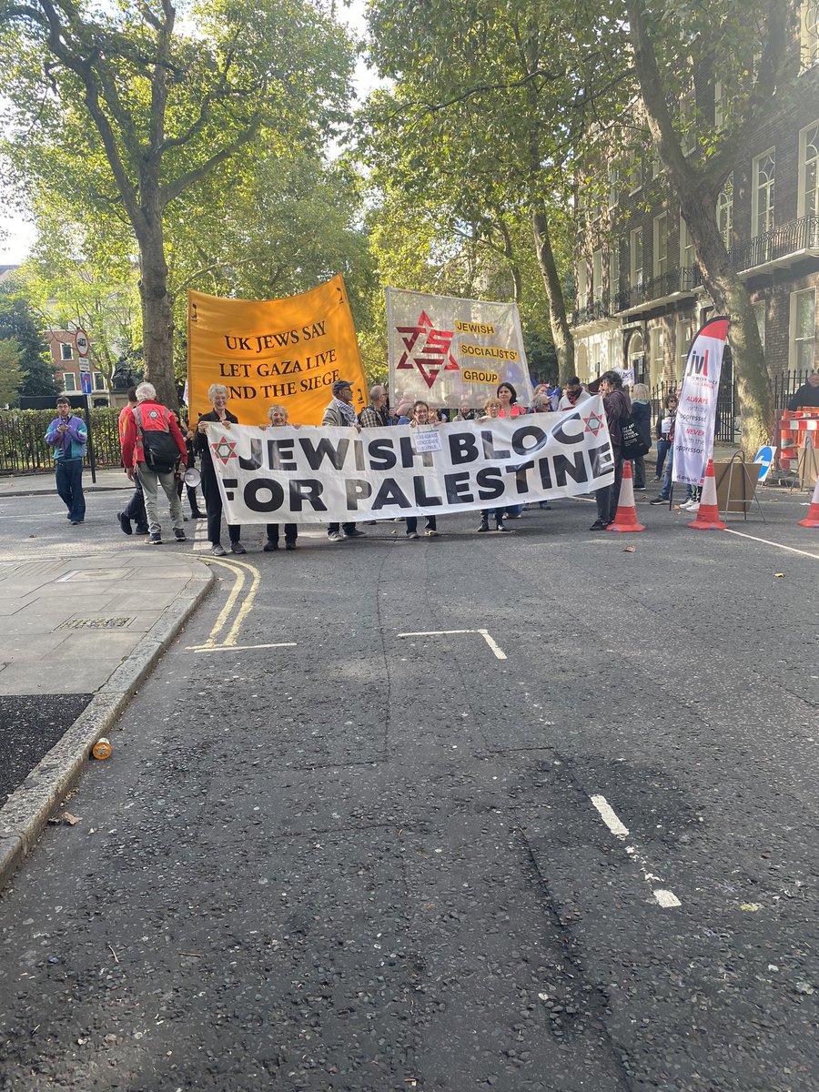 JewishSocialist's tweet image. Big turnout on the #JewishBloc #CeasefireNOW #HandsOffRafah #HandsOffLebanon #NotInOurName