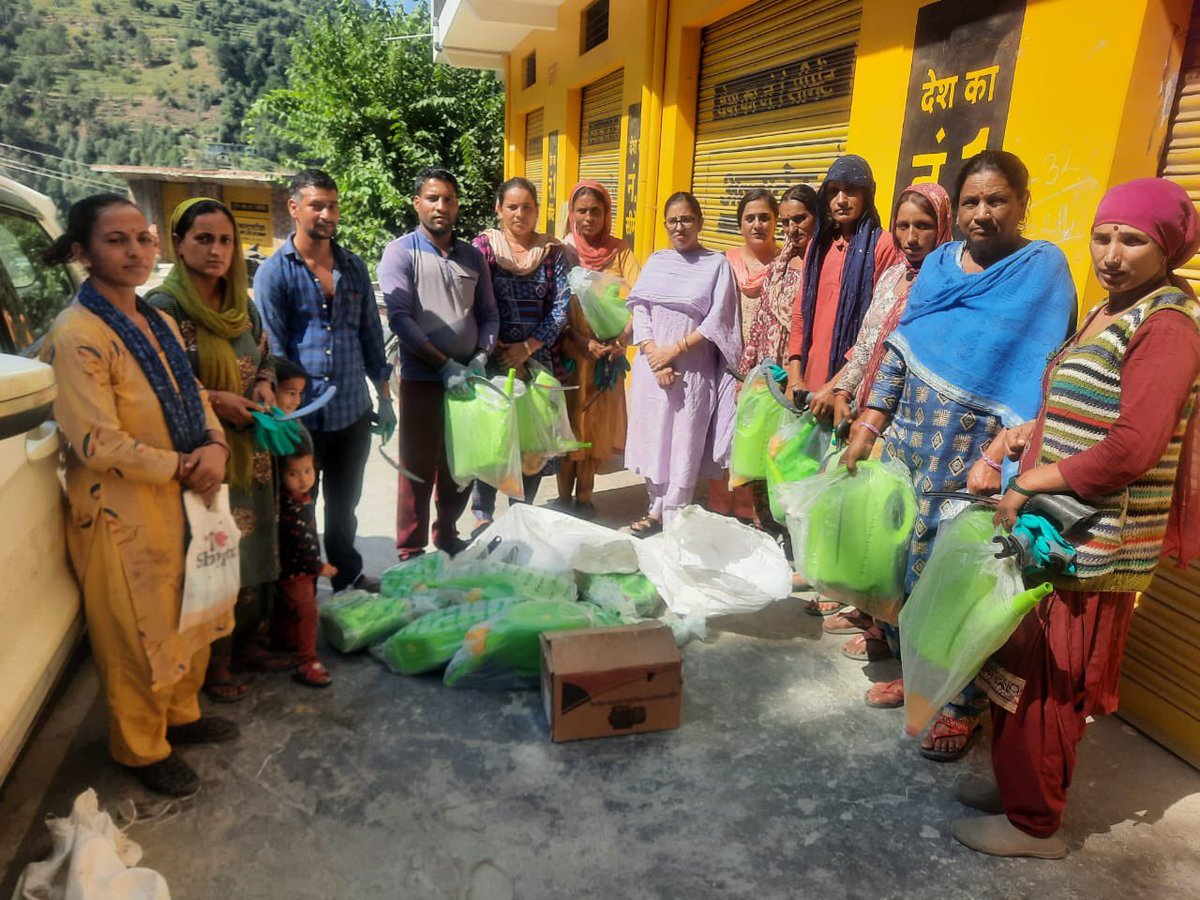 pahaadorganics's tweet photo. On Oct 4, 2024, with support of the Dept of Agri's ATMA program, the PAHAD team distributed spray pumps to 20 farmers in Panela village of Chamba. Farmers, after joining hands with PAHAD Trust, have successfully learned the techniques of preparing bio-sprays and organic manure. https://t.co/nHNveufWiq