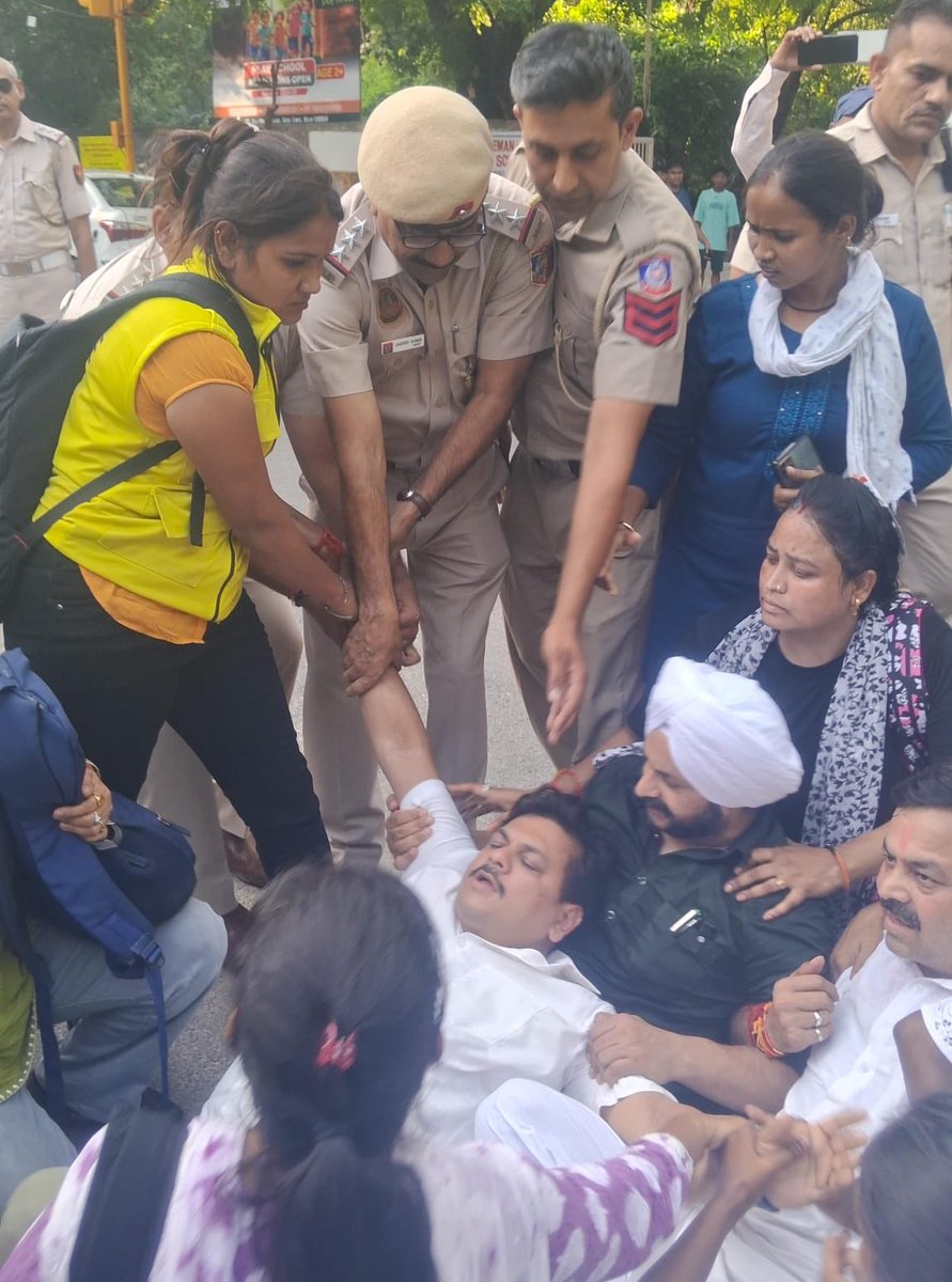 rajeshgupta's tweet image. युवाओं के हक़ की लड़ाई और उन्हें रोज़गार दिलाने के लिए मेरी जान भी चली जाए तो कम है..
यही ⁦@AamAadmiParty⁩ की पहचान है और मुझे ⁦@ArvindKejriwal⁩ जी ने सिखाया है l

बस मार्शल्स को नौकरी दिला कर रहेंगे..