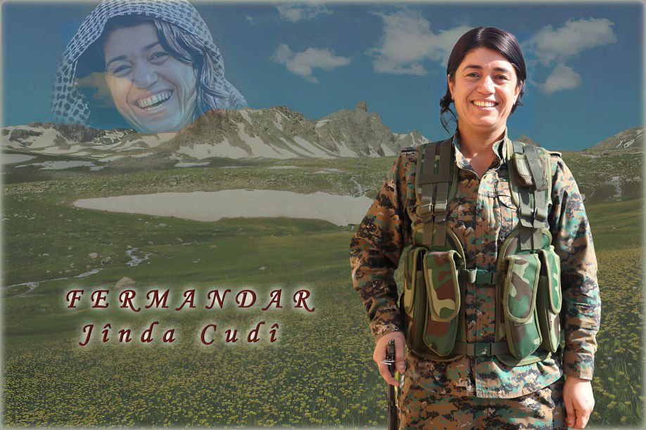 Las combatientes que lucharon contra ISIS están siendo asesinadas por Turquía día tras día, mientras el mundo mira hacia otro lado.
Una del las líderes perdió la vida hace dos días en un ataque de un dron turco contra su coche en una carretera principal en #Rojava.
#JindaCudi