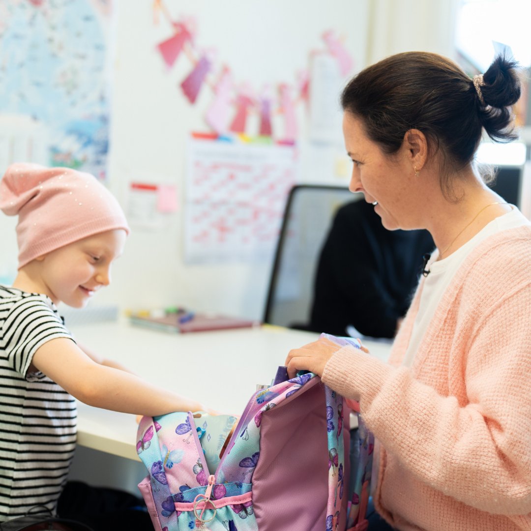 Hopp-Kindertumorzentrum Heidelberg (KiTZ) (@kitz_hd) on Twitter photo Heute ist #Weltlehrertag! Wie Schule und Vorschule am #KiTZ und der Kinderklinik <a href="/uniklinik_hd/">Universitätsklinikum Heidelberg</a> funktioniert, zeigt ein schöner Beitrag des SWR mit Patientin Diana an ihrem ersten Schultag: bit.ly/3N6U06x Heute ist #Weltlehrertag! Wie Schule und Vorschule am #KiTZ und der Kinderklinik <a href="/uniklinik_hd/">Universitätsklinikum Heidelberg</a> funktioniert, zeigt ein schöner Beitrag des SWR mit Patientin Diana an ihrem ersten Schultag: bit.ly/3N6U06x
