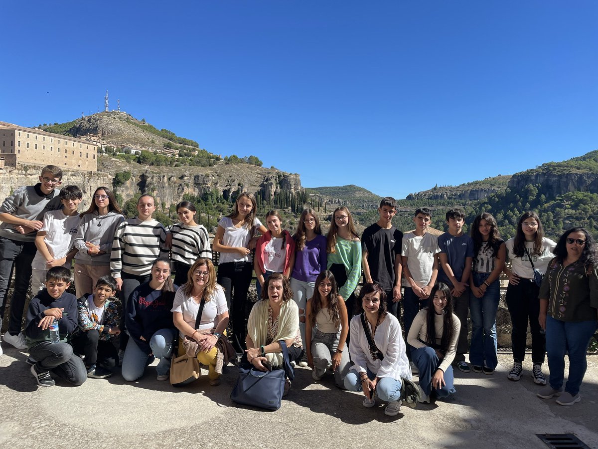 alfonsoviiiplus's tweet photo. Una semana de intercambio #ErasmusPlus en el @IESALFONSOVIII . Un grupo de 10 alumnos y dos profesoras del Agrupamiento de Escolas de Vilela ha compartido actividades del proyecto "Bridges2world" con el alumnado de nuestro centro. Un principio de curso muy europeo. @sepiegob https://t.co/1kkKJyfjB1