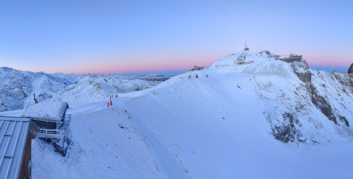 Fresh snow! Saulire has got its winter jacket on.. who can't wait to be skiing down its slopes? 

#courchevel #snow #skiing  #skiholiday