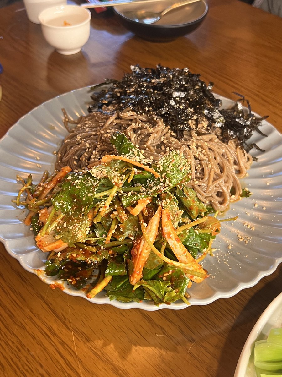 홍대 홍담.
고양이가 있는 술집! 술을 시키면 귀여운 고양이잔에 나오는게 포인트. 가지고기튀김은 첨에 재료소진이래서 못먹을뻔 했는데 갑자기 된다고 하셔서 시켰는데.. 안 시켰음 넘 아쉬웠을 뻔