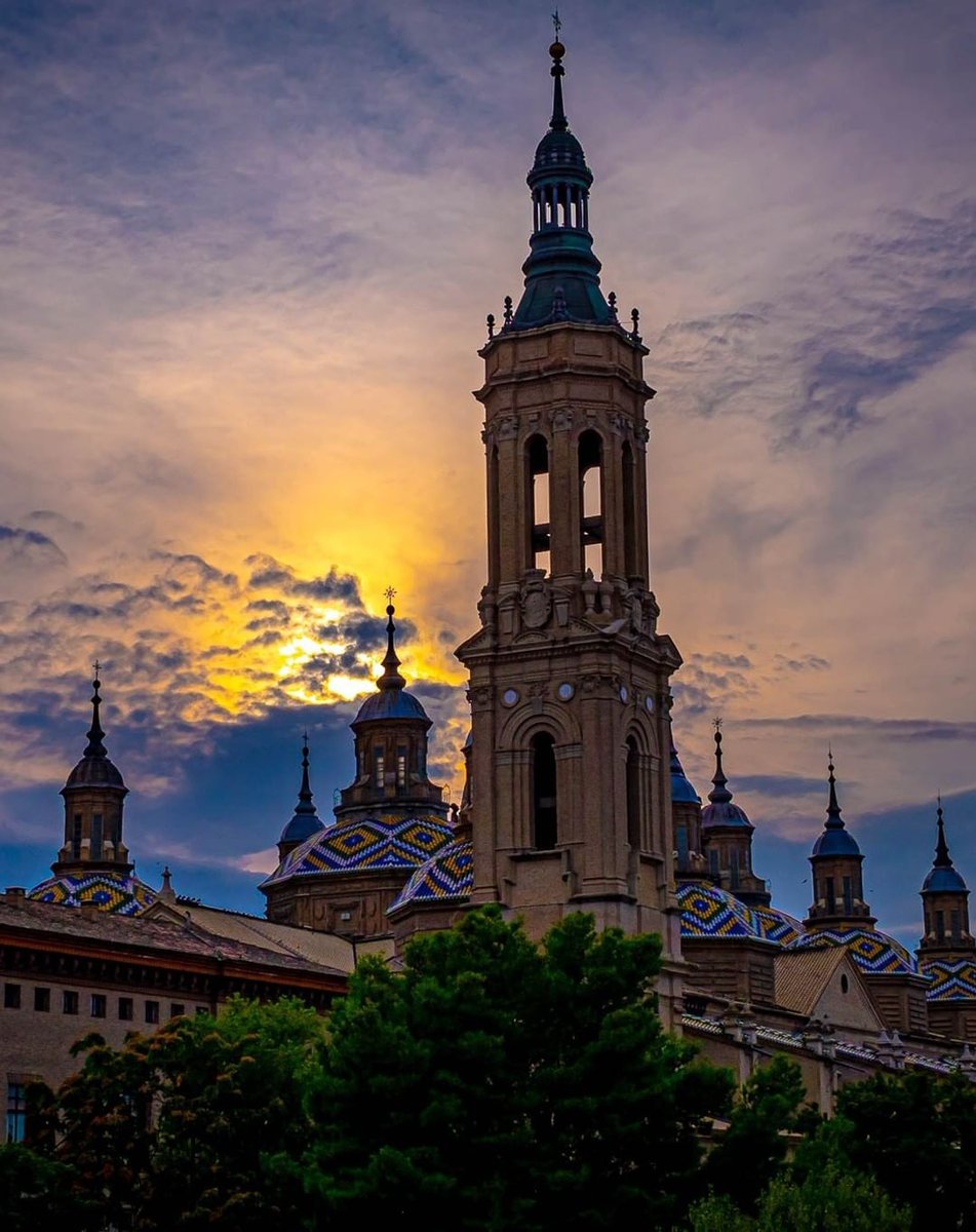 🤔 A picture to remember #Zaragoza?

With its breathtaking architecture and rich history, the Basilica is a must-see. 🌟

😊 Dawn, dusk, day or night—each moment offers its own magic. Which is your favorite view?

📸 IG jesus_san_lazaro

#VisitZaragoza