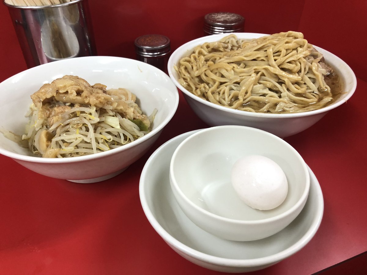 wan200666's tweet photo. ラーメン二郎 柏店 大ラーメン ﾔｻｲｱﾌﾞﾗｶﾗﾒ
着席すると何故か麺だけの丼が到着 頭の中が？マークになるも束の間、ﾔｻｲｱﾌﾞﾗの丼が追って到着 初の2丼提供に「こりゃヤバいかも」とたじろぐもいつも通り安定の美味しさのモチデロ麺とブタを夢で頬張り無事完食 今日もご馳走様でした https://t.co/Q82ny8cx9A