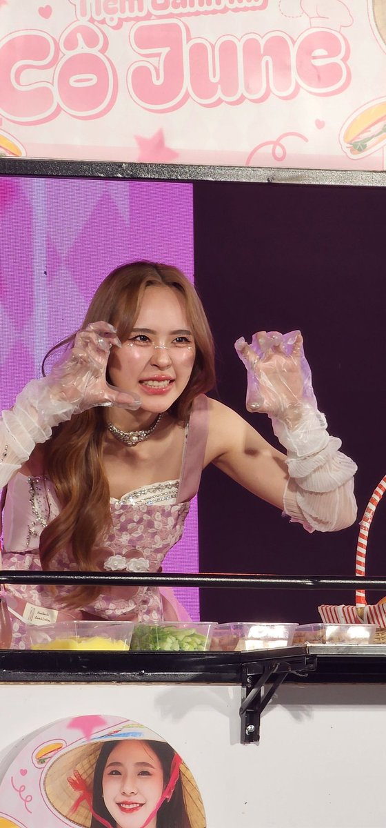 TWeiching_'s tweet photo. My cute kitties try to be fierce hehe

JUNE’S LOVER
#June1stFMinVietnam #junewanwimol https://t.co/8pOTgjQNCl