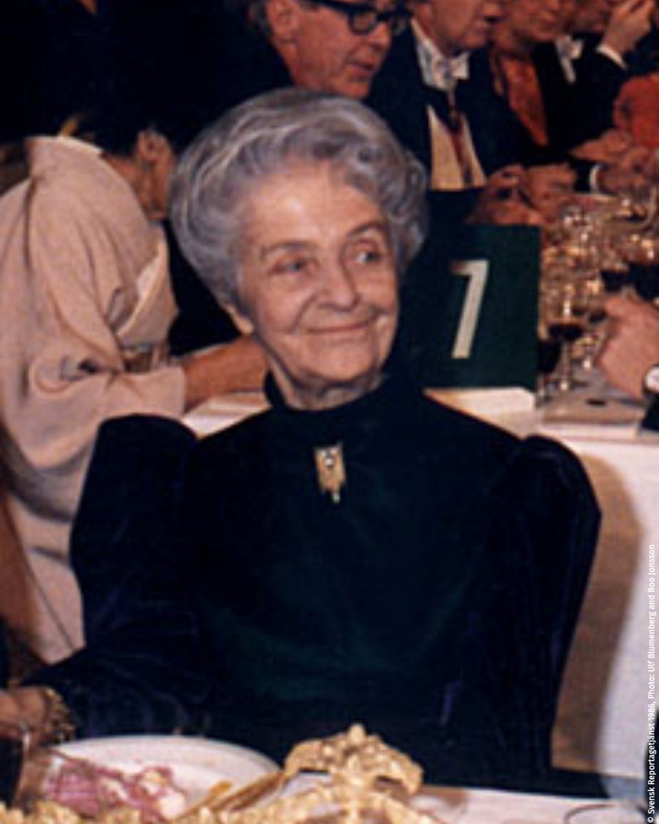 NobelPrize's tweet image. Rita Levi-Montalcini began her career in danger. 

As a Jewish woman in 1940s Italy, she had to hide under a false identity. After the war, she co-discovered nerve growth factors and received the 1986 medicine prize. 

Keep an eye out - #NobelPrize announcements begin next week!