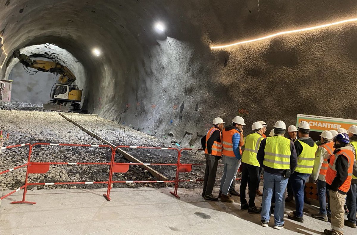 Les #JournéesPortesOuvertes ont commencé ! 🦺👷‍♀️🚧 Les premiers visiteurs arrivent sur le chantier #LyonTurin de Saint-Julien-Montdenis. 

 #Maurienne #territoire #chantierunique
